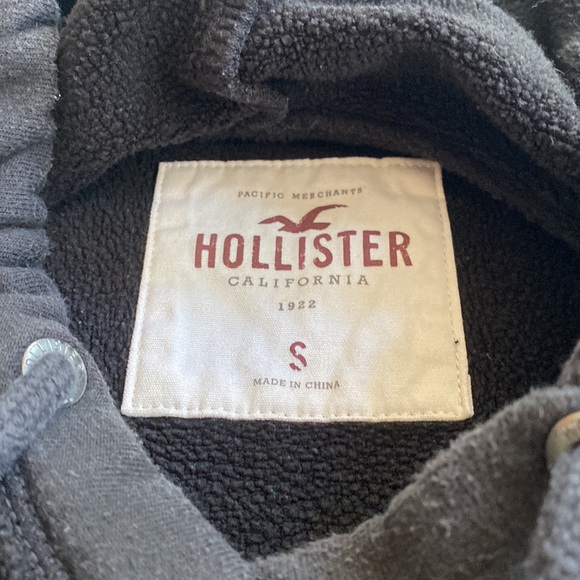 Off the shoulder Hollister hoodie with finger holes. - Picture 5 of 7